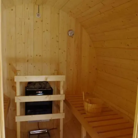 Idyllische Holzhutte Mit Wasserzugang Und Sauna